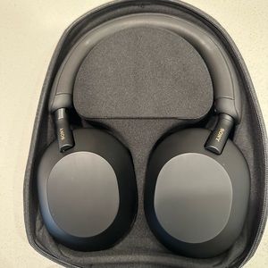 LIKE NEW: SONY NOISE CANCELING HEADPHONES (Sony wh-1000xm5)